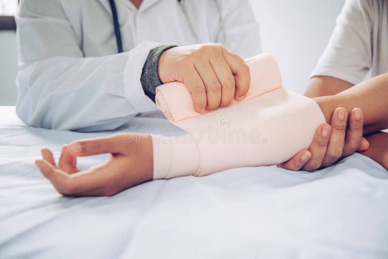 Doctors are treating patients with arm injuries royalty free stock photography Doctors are treating patients with arm injuries royalty free stock photography
