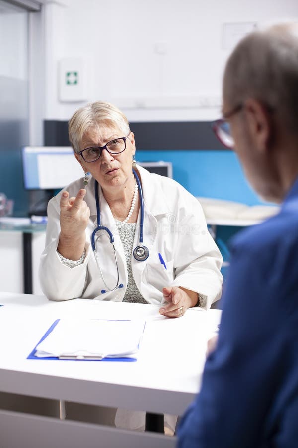 Doctorul bătrân explică rezultatele sănătății omului stock images