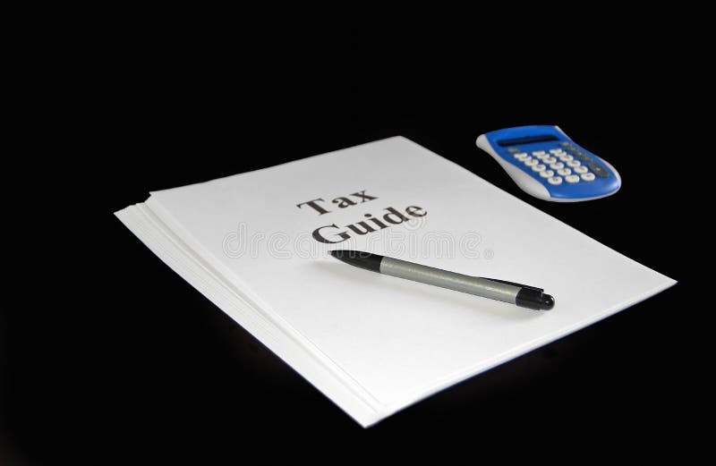 Document de guide d'impôts avec le crayon lecteur et la calculatrice photo stock Document de guide d'impôts avec le crayon lecteur et la calculatrice photo stock