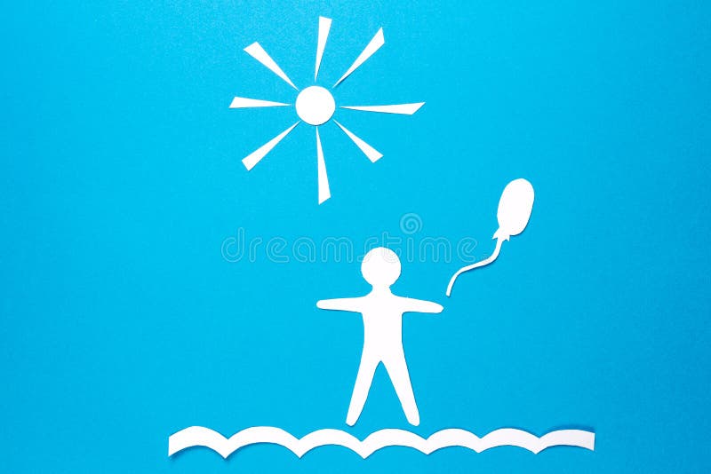 Document mensenorigami met ballon op blauwe achtergrond met zon Concept geluk, sereniteit en dromen royalty-vrije stock afbeelding Document mensenorigami met ballon op blauwe achtergrond met zon Concept geluk, sereniteit en dromen royalty-vrije stock afbeelding
