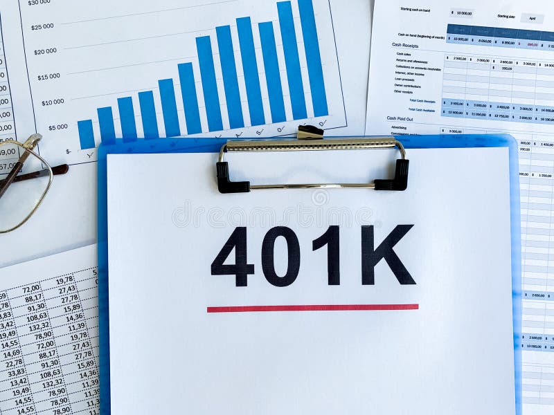 Document met 401k-plan op houten lijst royalty-vrije stock afbeelding Document met 401k-plan op houten lijst royalty-vrije stock afbeelding
