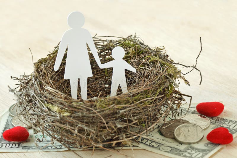 Document moeder en zoon in nest op geld en harten - Concept alleenstaande ouderfamilie