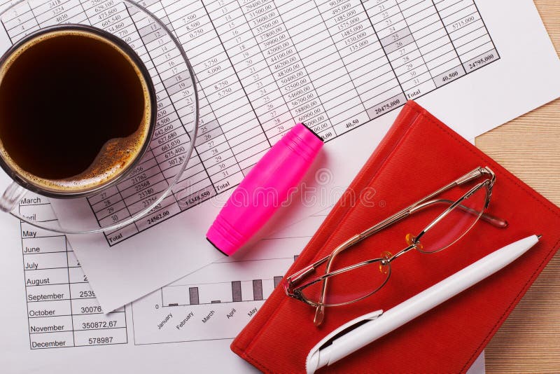 Document privind finanțarea activității. jucărie mokuru pe masa de birou royalty free stock photos