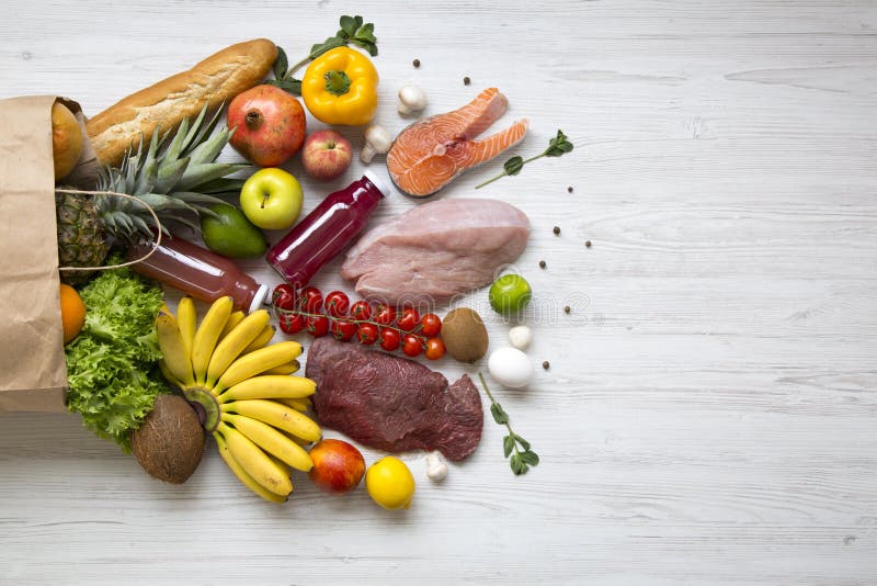 Document zak gezond ruw voedsel op witte houten lijst Kokende voedselachtergrond Vlak-leg van verse vruchten, veggies, verschille royalty-vrije stock foto Document zak gezond ruw voedsel op witte houten lijst Kokende voedselachtergrond Vlak-leg van verse vruchten, veggies, verschille royalty-vrije stock foto