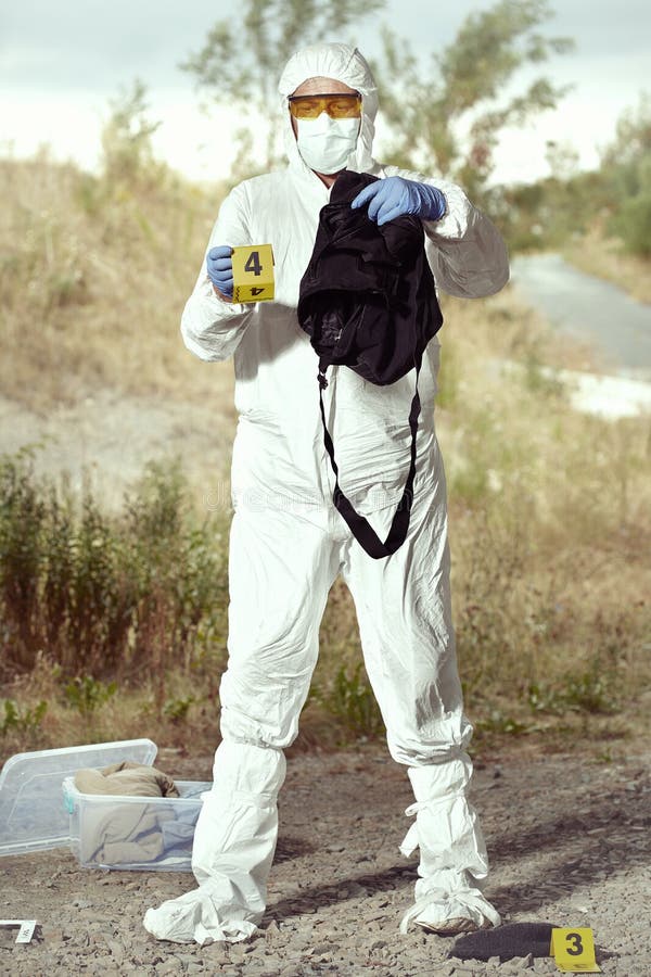 Documentation des preuves méfiantes par le technicien dans le terrain photo libre de droits Documentation des preuves méfiantes par le technicien dans le terrain photo libre de droits