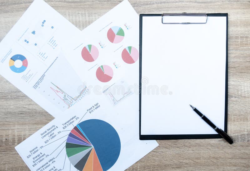 documenti aziendali con crescita di grafici, tastiera e penna immagini stock documenti aziendali con crescita di grafici, tastiera e penna immagini stock