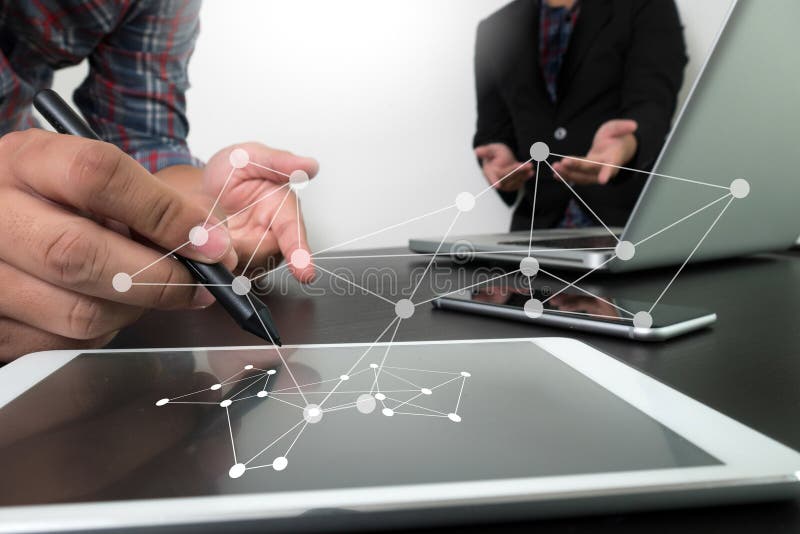 Documenti di affari sulla tavola dell'ufficio con lo Smart Phone immagine stock Documenti di affari sulla tavola dell'ufficio con lo Smart Phone immagine stock