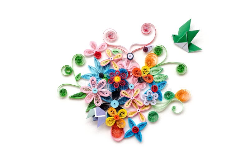 Documento de la flor de Quilling sobre el fondo blanco fotografía de archivo libre de regalías Documento de la flor de Quilling sobre el fondo blanco fotografía de archivo libre de regalías