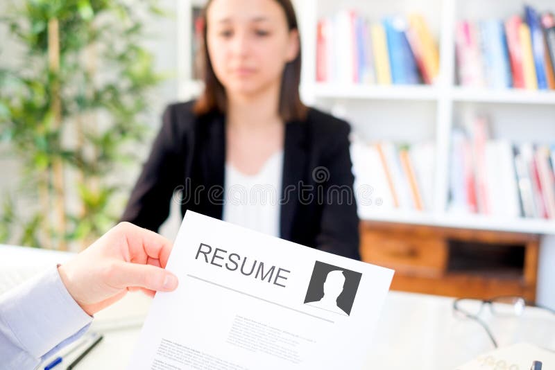 Documento del curriculum vitae durante una entrevista de trabajo positiva imagen de archivo Documento del curriculum vitae durante una entrevista de trabajo positiva imagen de archivo