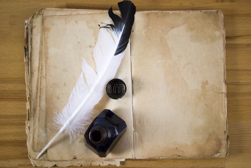 Documento dell'annata con la piuma ed il inkwell dell'inchiostro fotografia stock libera da diritti Documento dell'annata con la piuma ed il inkwell dell'inchiostro fotografia stock libera da diritti