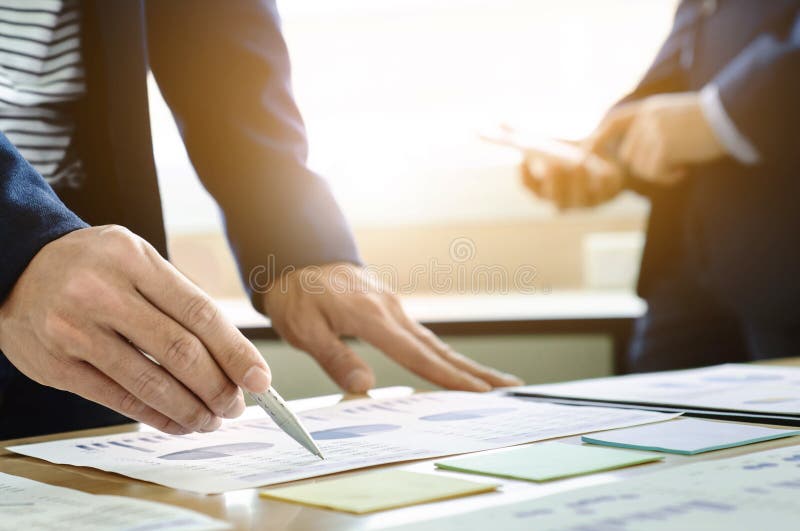 Documento dos dados da análise do sócio dos executivos empresariais com o contador no local de trabalho fotos de stock Documento dos dados da análise do sócio dos executivos empresariais com o contador no local de trabalho fotos de stock