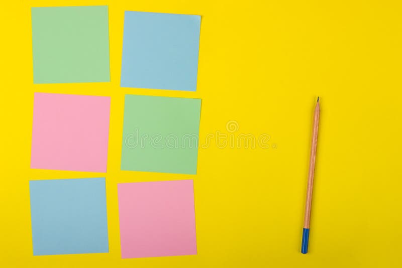Documents colorés avec l'espace de copie sur un fond coloré Vue de ci-avant Pour des notes et des idées photo libre de droits Documents colorés avec l'espace de copie sur un fond coloré Vue de ci-avant Pour des notes et des idées photo libre de droits