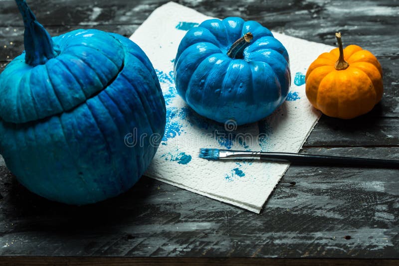 Het Zelf, Die Halloween-pompoenen in Blauw Schilderen Stock Afbeelding - Image of geschilderd, decoratief: 129847939