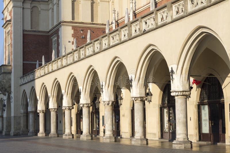 Doekzaal archs op Hoofdmarktvierkant in Krakau, Polen royalty-vrije stock afbeeldingen Doekzaal archs op Hoofdmarktvierkant in Krakau, Polen royalty-vrije stock afbeeldingen