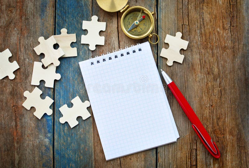 Doeleinden, doelstellingen en strategie de bouwconcept Lege document blocnote, kompasnavigatie, raadsels en pen royalty-vrije stock foto Doeleinden, doelstellingen en strategie de bouwconcept Lege document blocnote, kompasnavigatie, raadsels en pen royalty-vrije stock foto