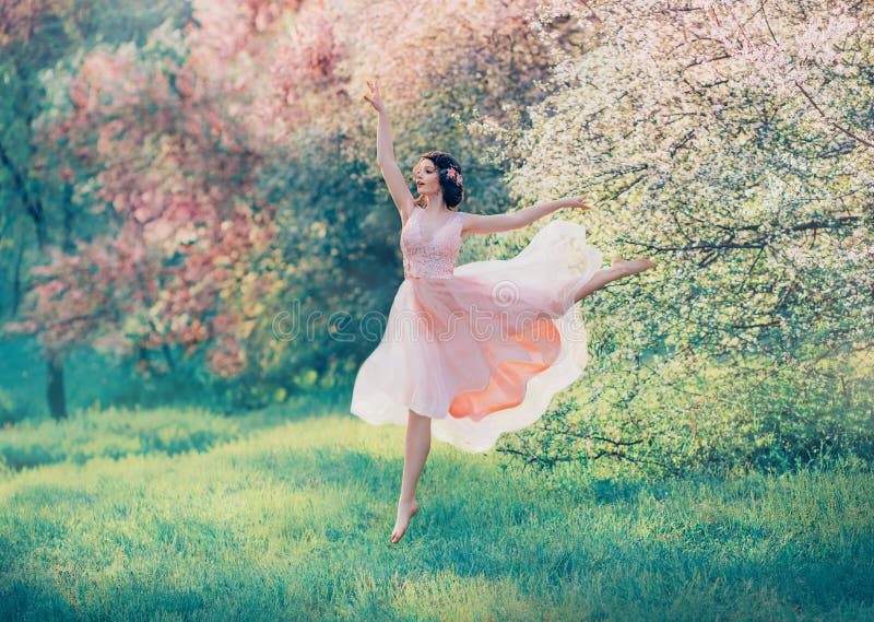 Doen herleven porseleinpop in vliegende roze kleding die in het bloeien van de lente bos, tedere dame dansen met donker haar in h royalty-vrije stock afbeelding Doen herleven porseleinpop in vliegende roze kleding die in het bloeien van de lente bos, tedere dame dansen met donker haar in h royalty-vrije stock afbeelding