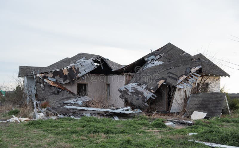 Doen ineenstorten verlaten huis na wordt geraakt door onweer stock fotografie Doen ineenstorten verlaten huis na wordt geraakt door onweer stock fotografie