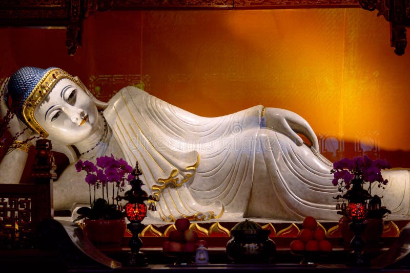 Doende leunen Boedha in Jade Buddha-tempel Shanghai, China stock foto's Doende leunen Boedha in Jade Buddha-tempel Shanghai, China stock foto's