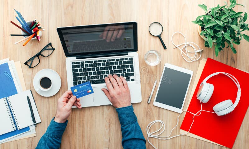 Dof ręce karty ogniska płytki zakupy online bardzo zdjęcie stock