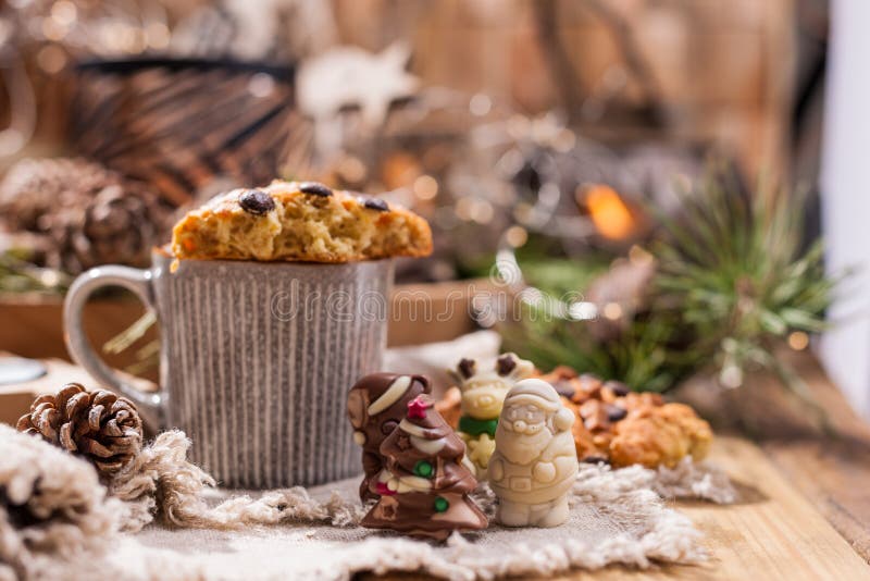 Doftande kaffe, choklader i form av juldiagram Kakor och varm drink för ferien Hemtrevlig atmosfär, stearinljus royaltyfria bilder Doftande kaffe, choklader i form av juldiagram Kakor och varm drink för ferien Hemtrevlig atmosfär, stearinljus royaltyfria bilder