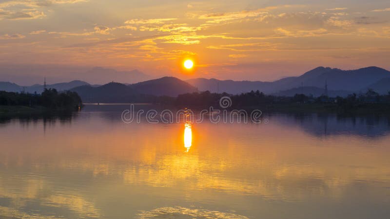 DoftflodVietnam solnedgång arkivfoto DoftflodVietnam solnedgång arkivfoto