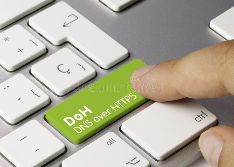 DoH DNS عبر HTTPS - نقش على مفتاح أخضر في لوحة المفاتيح صور مخزنة خالية من الحقوق