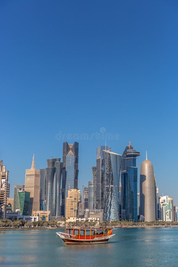 DOHA, CATAR - 8 de janeiro de 2018: A skyline ocidental de Bay City como vista da mesquita grande o 8 de janeiro de 2018 em Doha, imagem de stock DOHA, CATAR - 8 de janeiro de 2018: A skyline ocidental de Bay City como vista da mesquita grande o 8 de janeiro de 2018 em Doha, imagem de stock