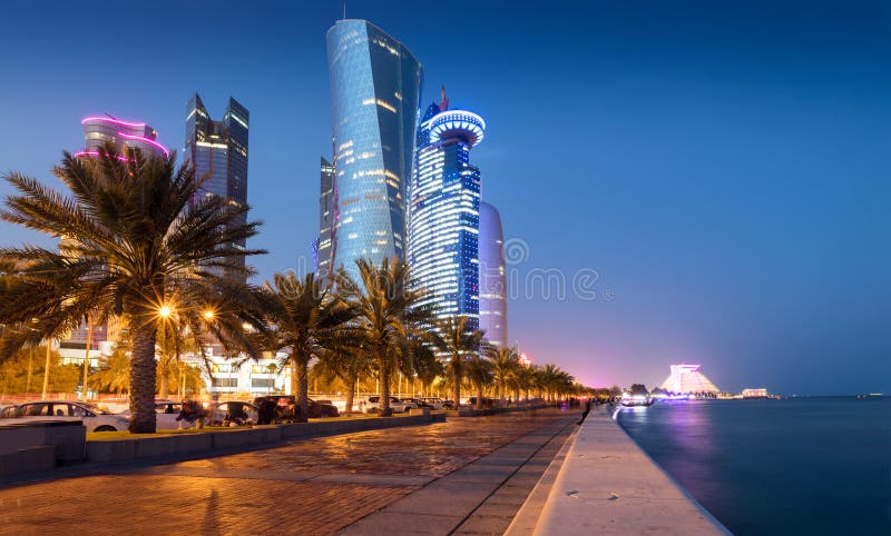 Doha Corniche i centrum miasta ulica obraz royalty free