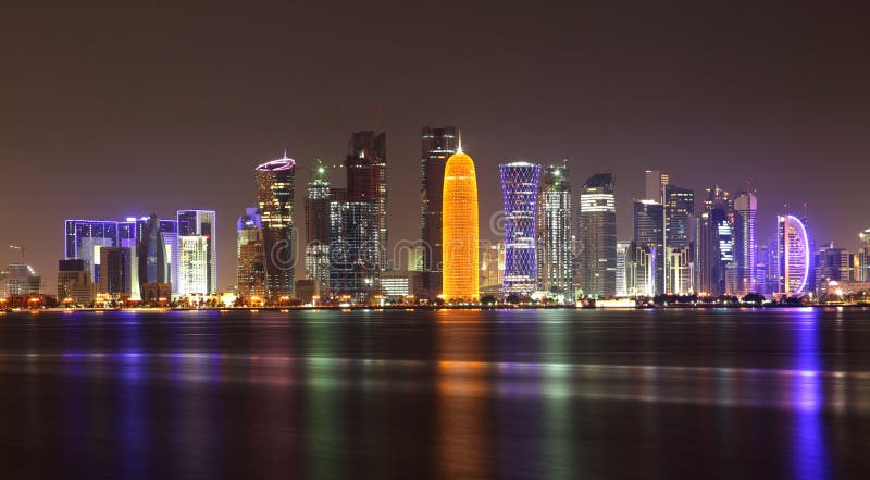 Doha horisont på natten, Qatar arkivfoto Doha horisont på natten, Qatar arkivfoto