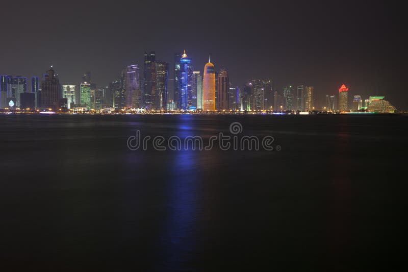 Doha horisont på natten qatar royaltyfri bild Doha horisont på natten qatar royaltyfri bild