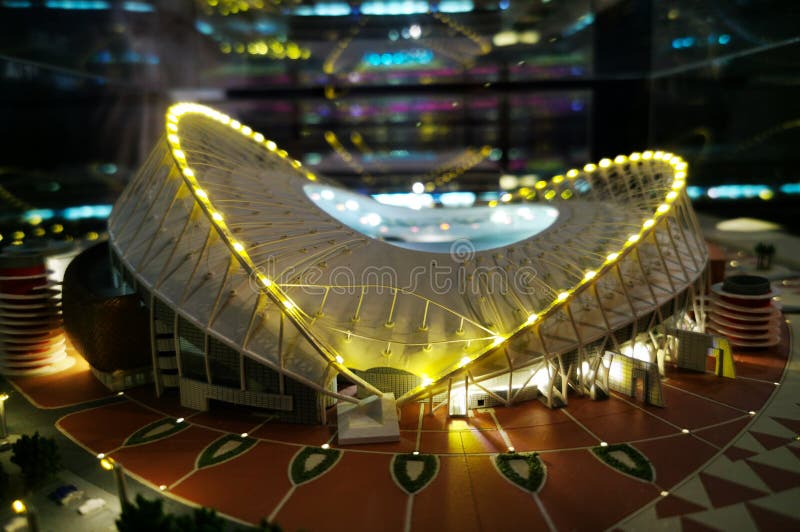 Doha, Katar - 02 grudnia 2019 r. : model stadionu khalifa w mistrzostwach świata w piłce nożnej 2022 zdjęcie stock