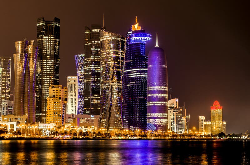 Doha, Katarska linia horyzontu przy nocą fotografia stock