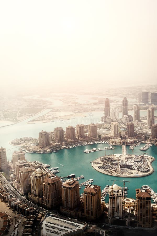 Doha, la capitale de l'État du Qatar Vue de l'avion photographie stock Doha, la capitale de l'État du Qatar Vue de l'avion photographie stock