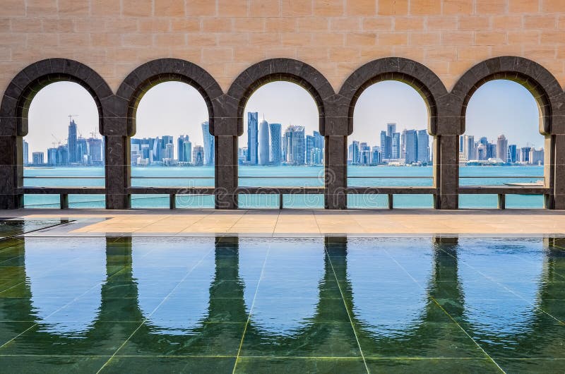 Doha linia horyzontu przez łuków muzeum Islamska sztuka obraz royalty free