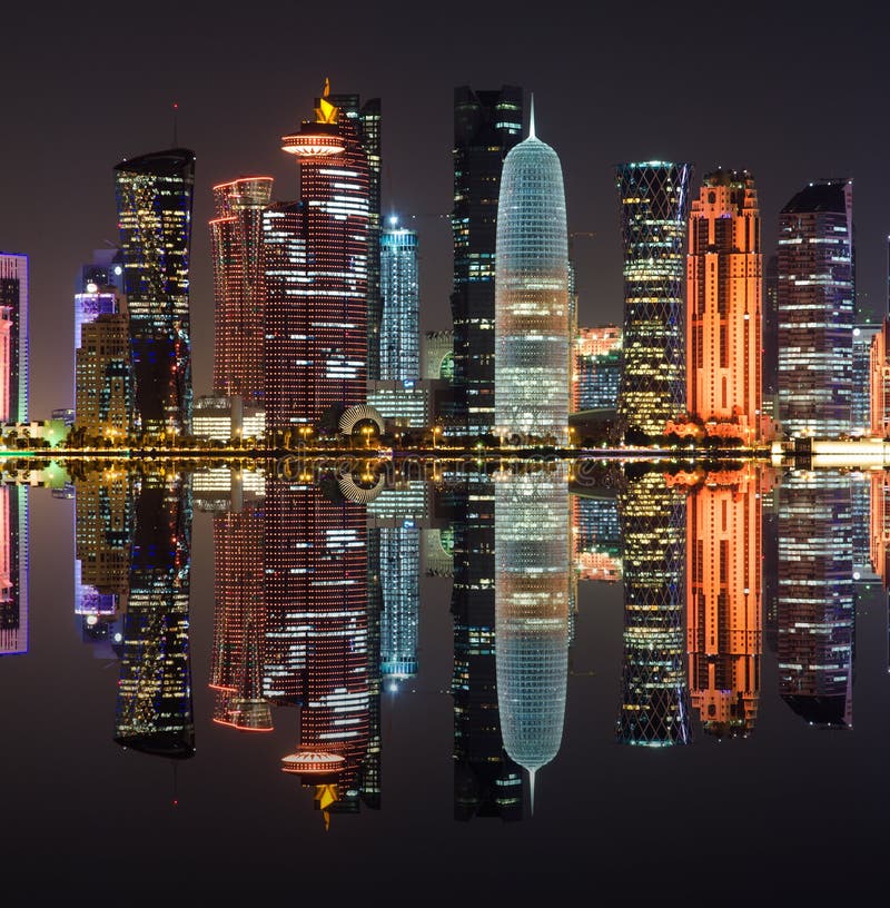 Doha linia horyzontu przy nocą, Katar, Środkowy Wschód obraz stock