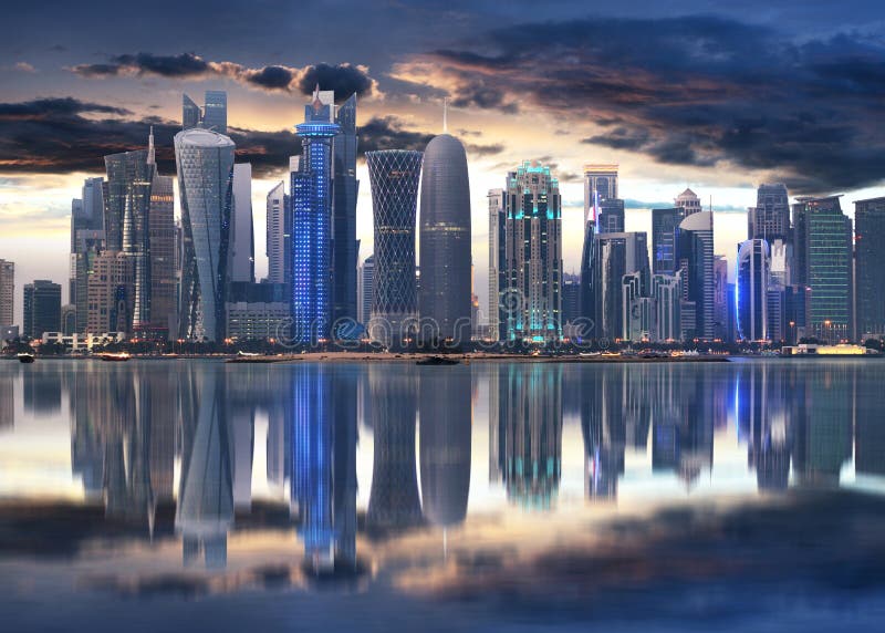Doha miasta linii horyzontu centrum miasta przy nocą, Katar obrazy royalty free