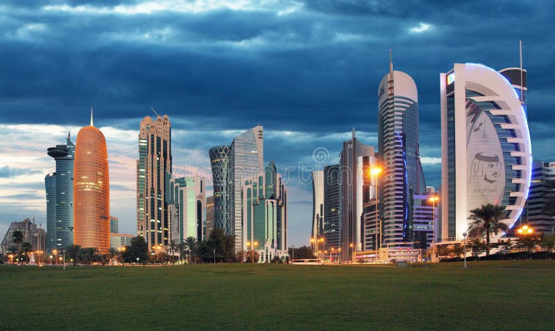 Doha miasta linii horyzontu centrum miasta przy nocą, Katar obrazy stock