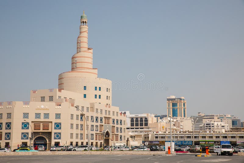 Doha, Qatar - 2 maart 2020: Bekijk de Al Fanar-spiraaltoren van Abdullah Bin Zaid Al Mahmoud Islamic Cultural Center royalty-vrije stock foto's Doha, Qatar - 2 maart 2020: Bekijk de Al Fanar-spiraaltoren van Abdullah Bin Zaid Al Mahmoud Islamic Cultural Center royalty-vrije stock foto's