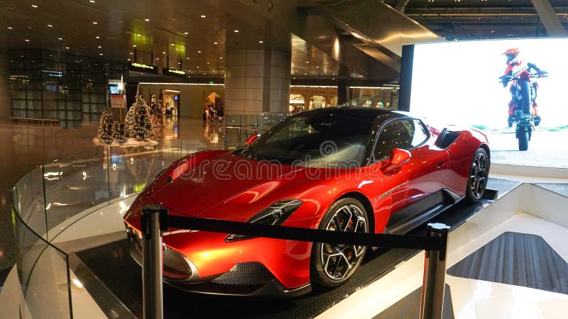 Doha Qatar 20 Ιανουαρίου 2025 : Νέο αυτοκίνητο Maserati MC20 φτάνει με κομψό αυτοκίνητο στο Διεθνές Αεροδρόμιο Hamad. στοκ φωτογραφία με δικαίωμα ελεύθερης χρήσης