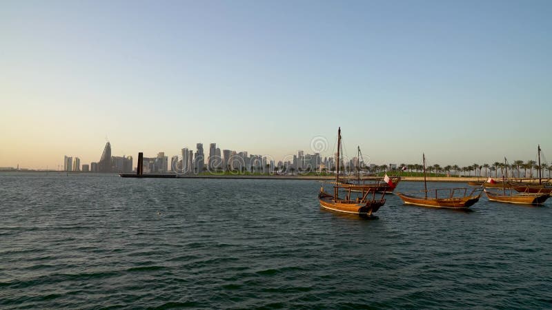 Doha qatarisk horisont med traditionella Qatari Dhowfartyg i hamnen