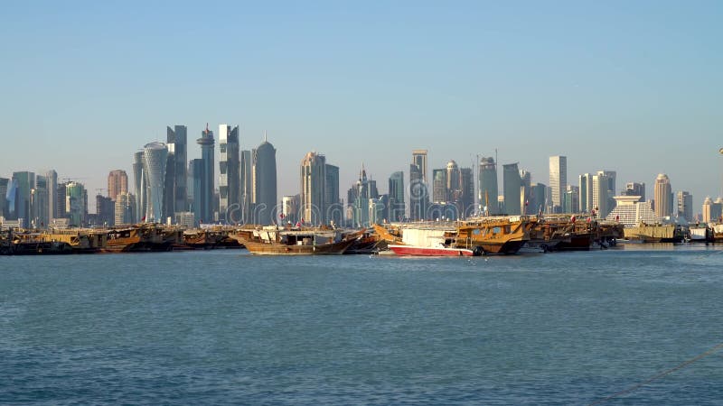 Doha qatarisk horisont med traditionella Qatari Dhowfartyg i hamnen