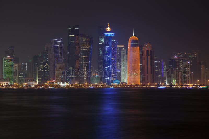 Doha-Skyline nachts qatar lizenzfreie stockfotos Doha-Skyline nachts qatar lizenzfreie stockfotos