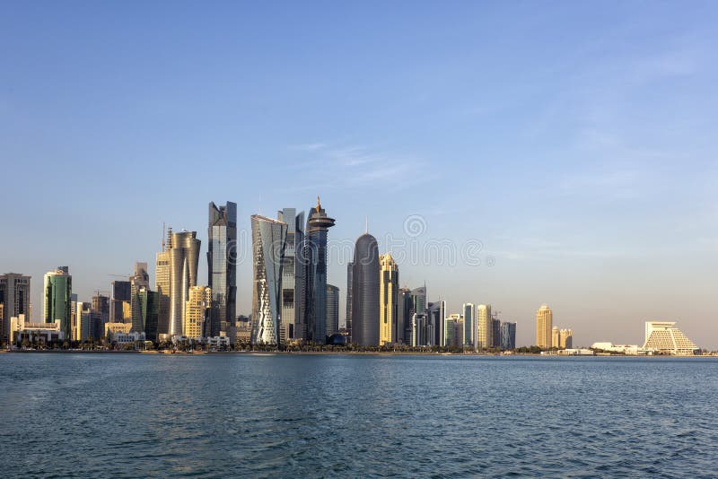 Doha-Sonnenuntergangstadtskyline stockbild Doha-Sonnenuntergangstadtskyline stockbild