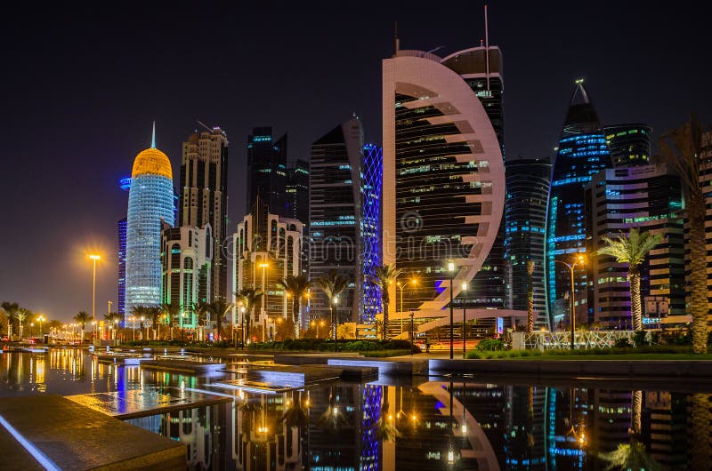 Doha stad, Qatar på natten arkivfoto Doha stad, Qatar på natten arkivfoto