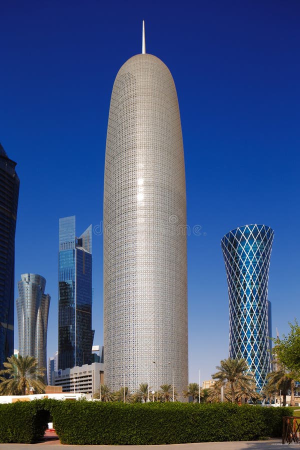 Doha wierza jest ikonowym wysokim wzrosta wierza w zachód zatoce, Doha, Katar obraz stock