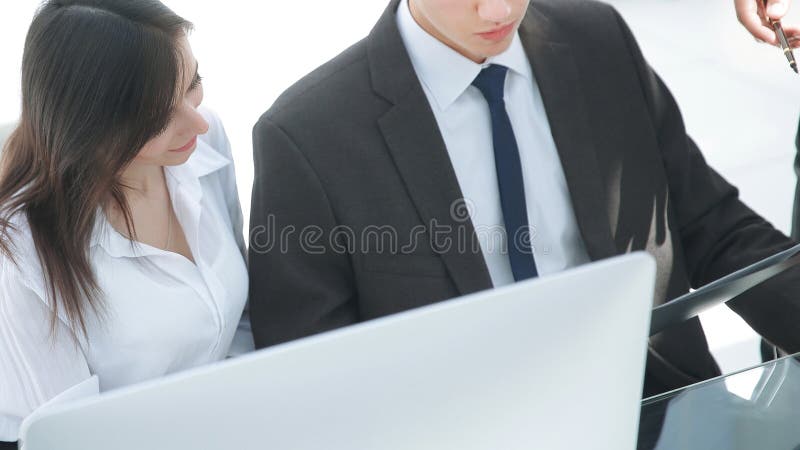 Doi angajați care stau la birou. royalty free stock images