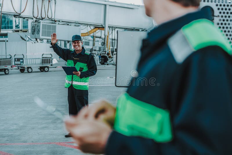 Doi bărbați din personalul tehnic care are un loc de muncă royalty free stock image