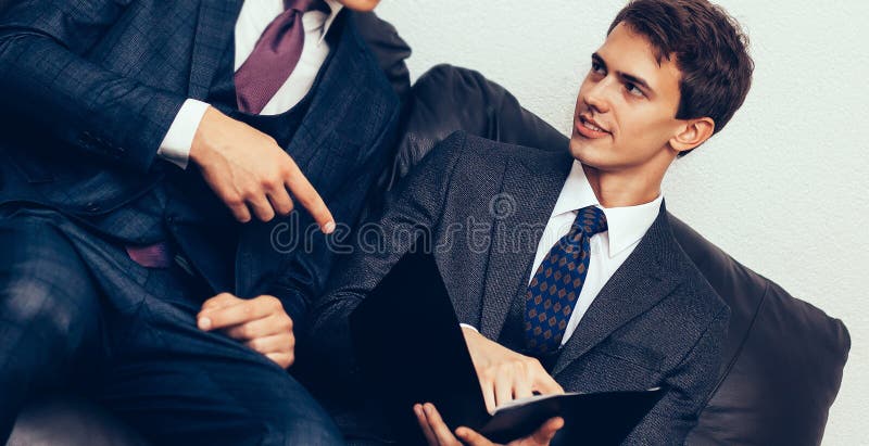 Doi oameni de afaceri care discută termenii contractului. royalty free stock image