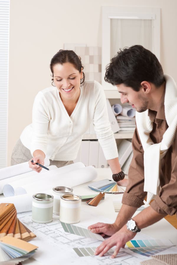 Doi proiectanți interni care lucrează la birou stock photos