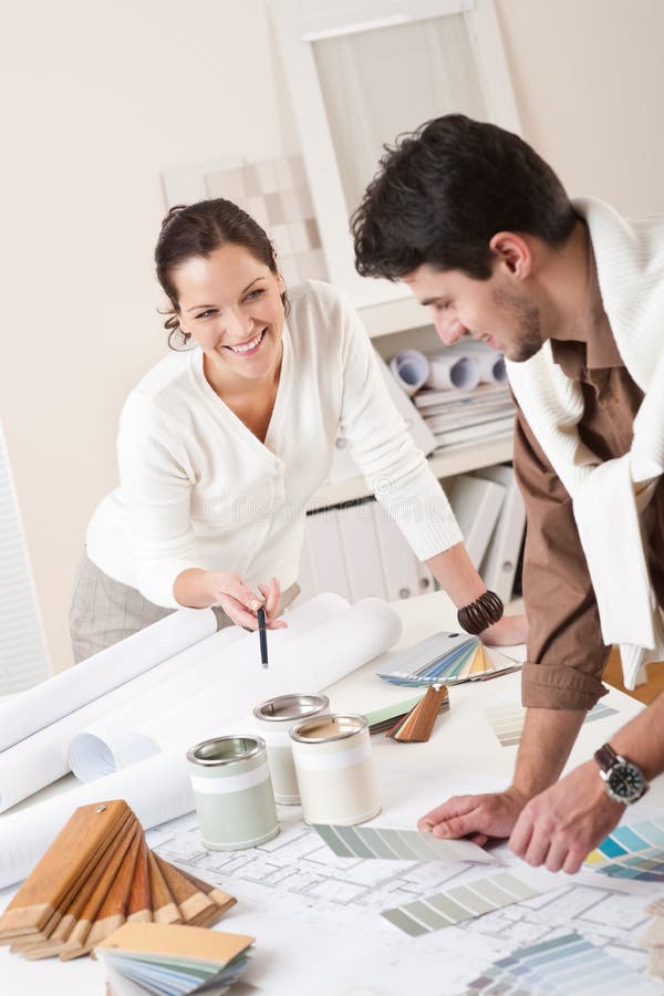 Doi proiectanți interni care lucrează la birou stock photos